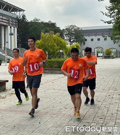 ▲台南市消防局第一救災救護大隊，於新營體育場針對所有外勤人員舉辦新式體能測驗。（圖／記者林東良翻攝，下同）