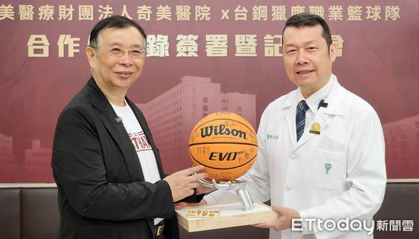 ▲奇美醫院宣布與台南台鋼獵鷹職業籃球隊結盟，簽署合作備忘錄。（圖／記者林東良翻攝，下同）