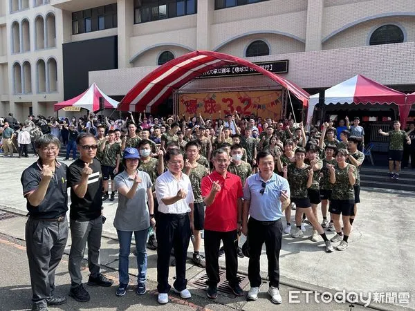 ▲環球科技大學創今日舉辦「環球32你我同行」校慶，與校友及在校生、教職員工以校園健走方式，與美麗的校園再一次深刻探索。（圖／記者蔡佩旻攝）