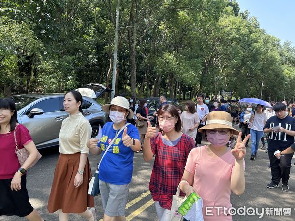 ▲環球科技大學創今日舉辦「環球32你我同行」校慶，與校友及在校生、教職員工以校園健走方式，與美麗的校園再一次深刻探索。（圖／記者蔡佩旻攝）