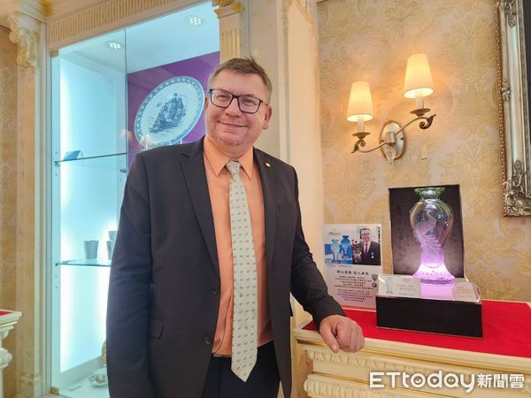 ▲水晶第一品牌「摩瑟水晶」雕刻大師湯瑪士‧雷瑟來到台灣。（圖／記者游瓊華攝）