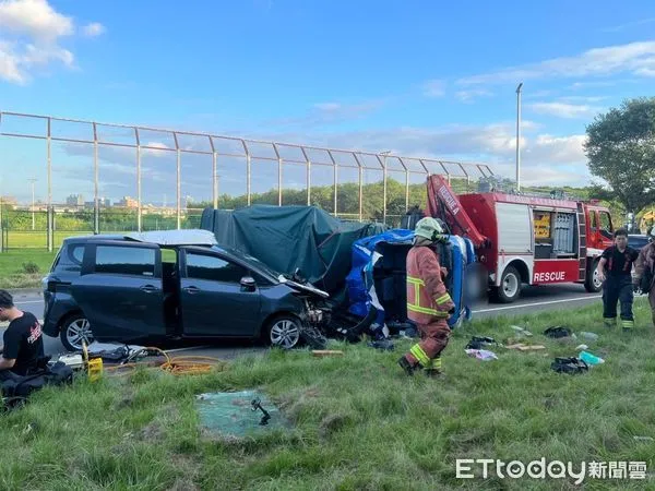 ▲▼快訊／新莊5車撞成一團1死3傷！小貨車駕駛宣告不治　現場畫面曝光。（圖／記者戴上容翻攝）