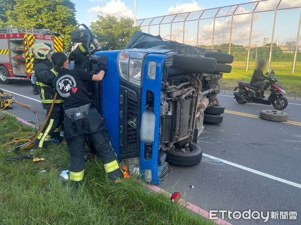 ▲▼快訊／新莊5車撞成一團1死3傷！小貨車駕駛宣告不治　現場畫面曝光。（圖／記者戴上容翻攝）