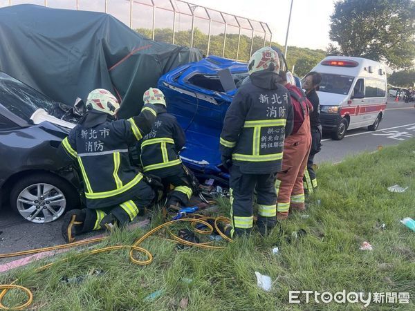 ▲▼快訊／新莊5車撞成一團1死3傷！小貨車駕駛宣告不治　現場畫面曝光。（圖／記者戴上容翻攝）