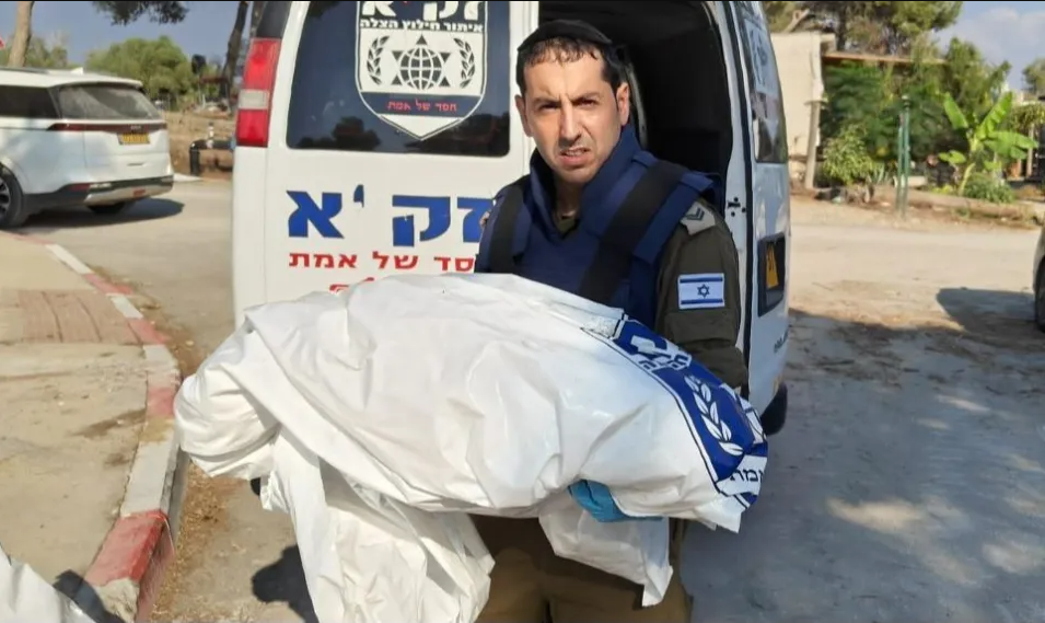 ▲▼以色列救難隊手中扛著白色屍袋，疑似裝著嬰屍。（圖／南方第一救難隊）