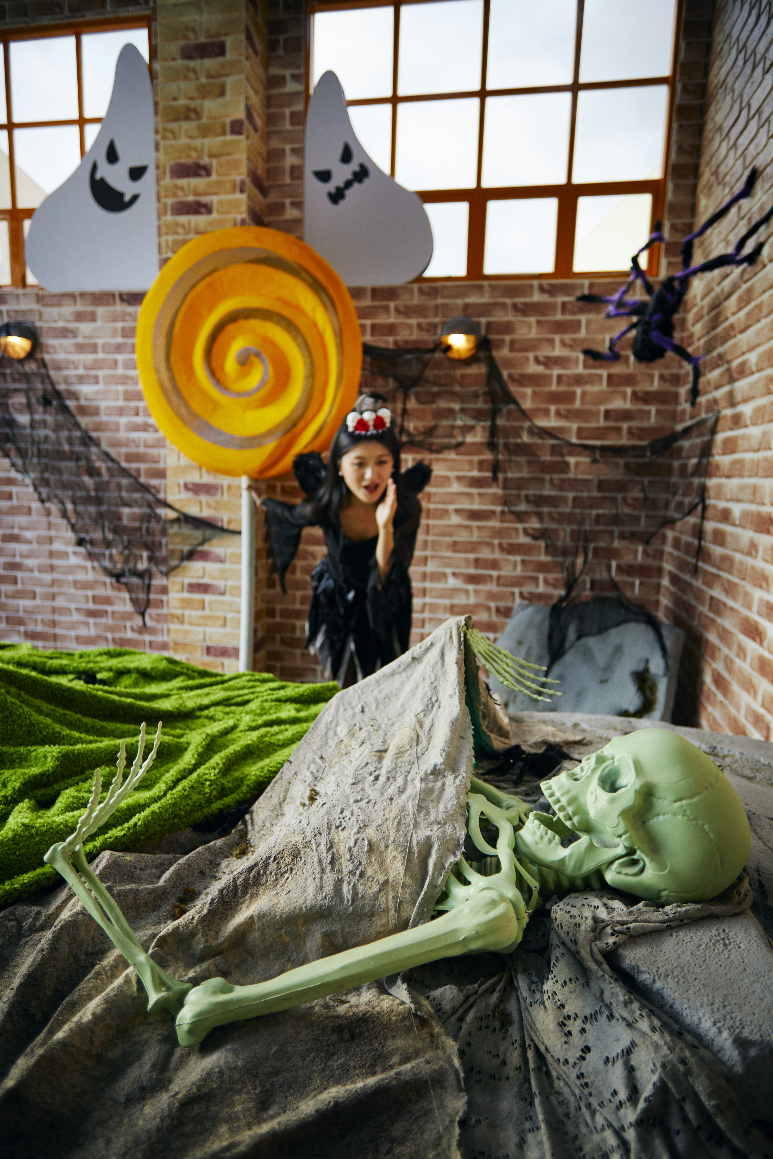 ▲GLORIA OUTLETS華泰名品城推出Halloween場景「萬聖骷髏車庫」、「萬聖骷髏工廠」。（圖／GLORIA OUTLETS華泰名品城提供）