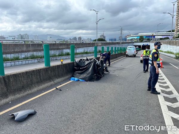 ▲▼保全騎機車逆向遭汽車撞死             。（圖／記者陳以昇翻攝）