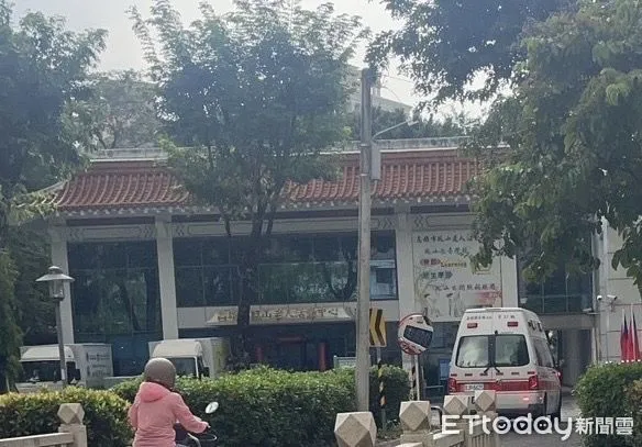 ▲大東公園男廁發現一具男子陳屍           。（圖／記者吳奕靖翻攝）