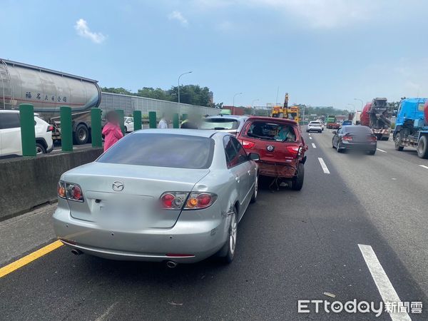 ▲▼ 國1北高雄鼎金系統「3小客+槽車追撞」。（圖／民眾提供）