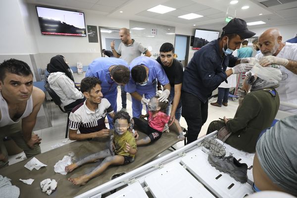 ▲▼加薩地區的巴勒斯坦孩童、嬰兒無辜遭砲火波及，受傷被送往醫院。（圖／達志影像／美聯社）