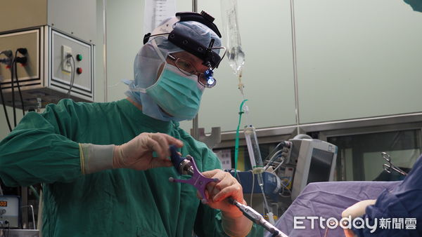 ▲中醫大附醫採用「3D導航輔助脊椎畸形截骨矯正手術」，治療駝背且嚴重脊椎側彎的緬甸「龜背少年」番玉磊 。（圖／記者蔡佩旻翻攝）