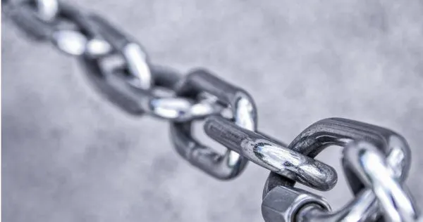 高雄一名李姓單親媽媽，為了上班賺錢，又怕5歲女兒獨自在家會出事，竟把她用鐵鍊套在脖子上關在浴室內，遭法官判刑3個月。（示意圖／Pixabay）