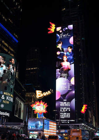 ▲▼ 告五人登上紐約時代廣場巨型螢幕。（圖／相信音樂提供）