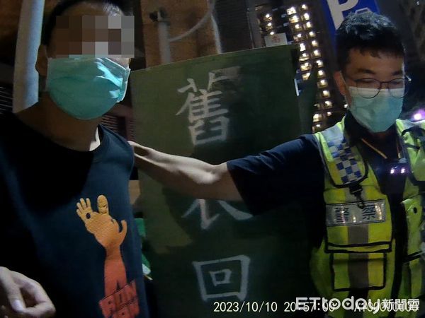 ▲▼台中警方在國慶焰火當晚，發現一輛機車違規迴轉，經攔下盤問原來是通緝犯。（圖／民眾提供，下同）