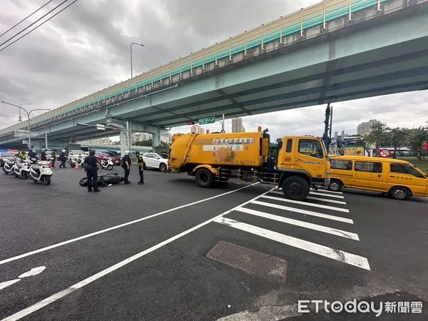 ▲▼板橋垃圾車與機車事故，騎士無呼吸天跳送醫             。（圖／記者陳以昇翻攝）