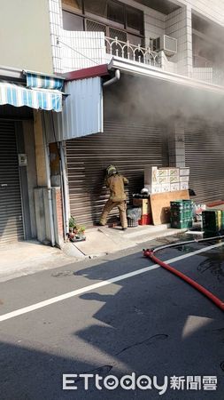 ▲台南市永康區永康街1處民宅發生火警，火場冒出濃煙，消防人員接駁水線延伸進火場全力射水搶救。（圖／民眾提供，下同）