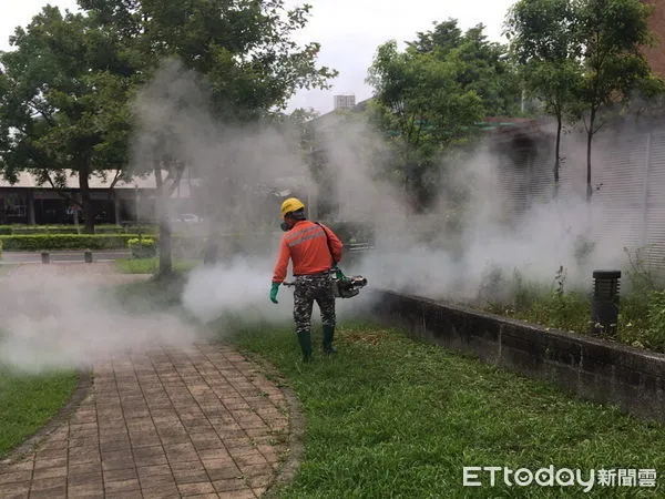 ▲▼宜蘭爆發今年首例本土登革熱個案，環保局對相關場所進行化學防治噴消與孳清作業。（圖／記者游芳男翻攝，下同）