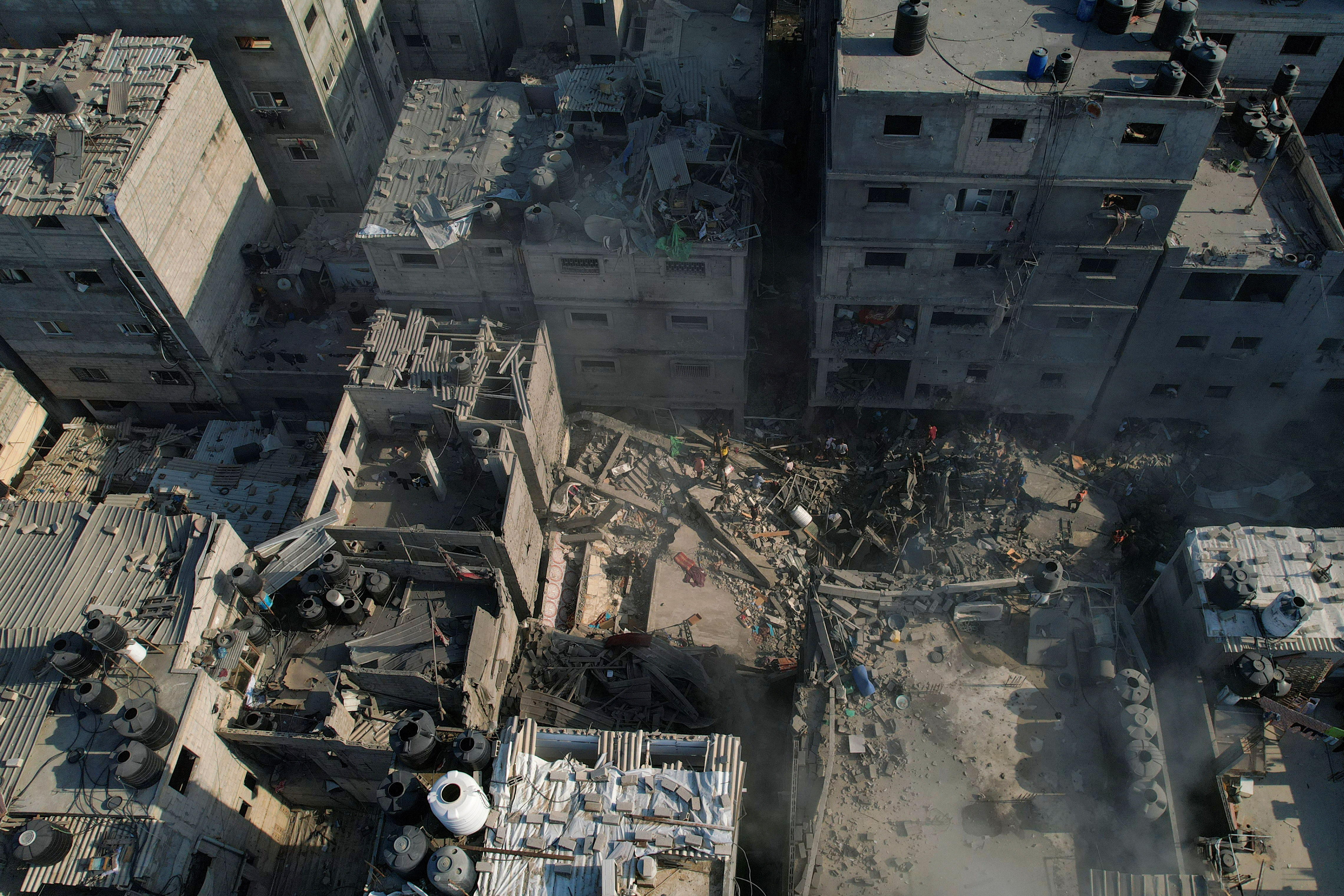 ▲▼以色列軍隊連續多天空襲加薩走廊，使用了6000枚炸彈，家園被摧毀的巴勒斯坦人痛哭失聲。（圖／路透）