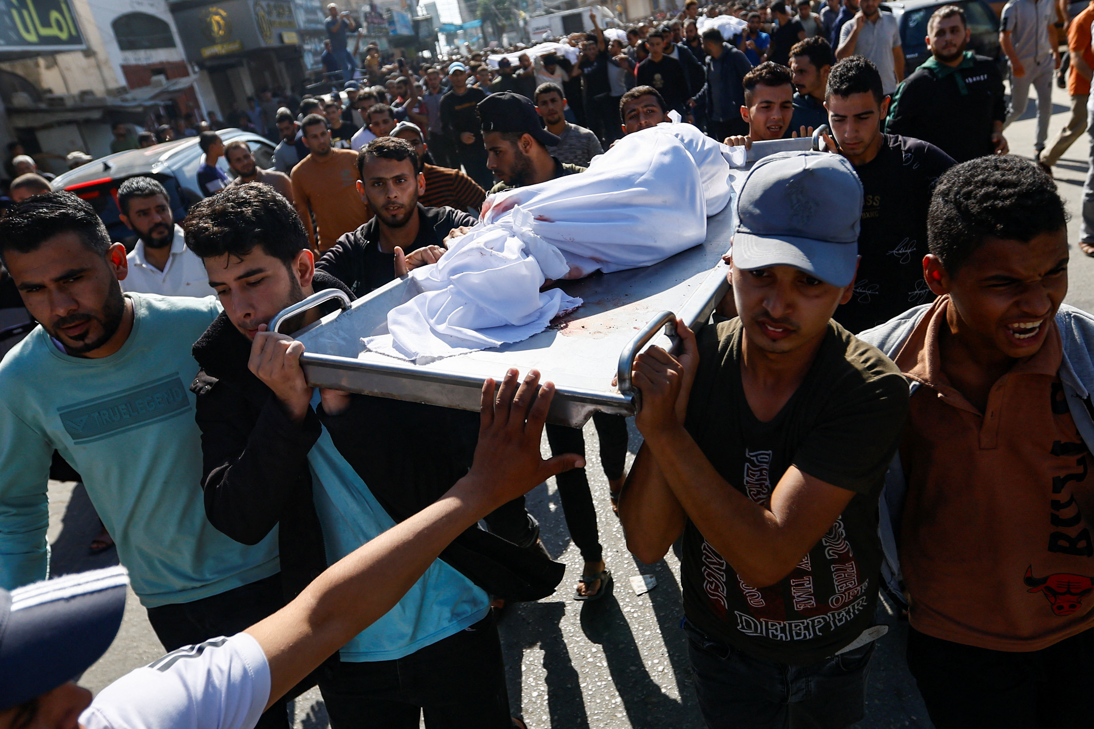▲▼ 加薩南部汗尤尼斯，巴勒斯坦人為以色列空襲罹難者舉行葬禮。（圖／路透）