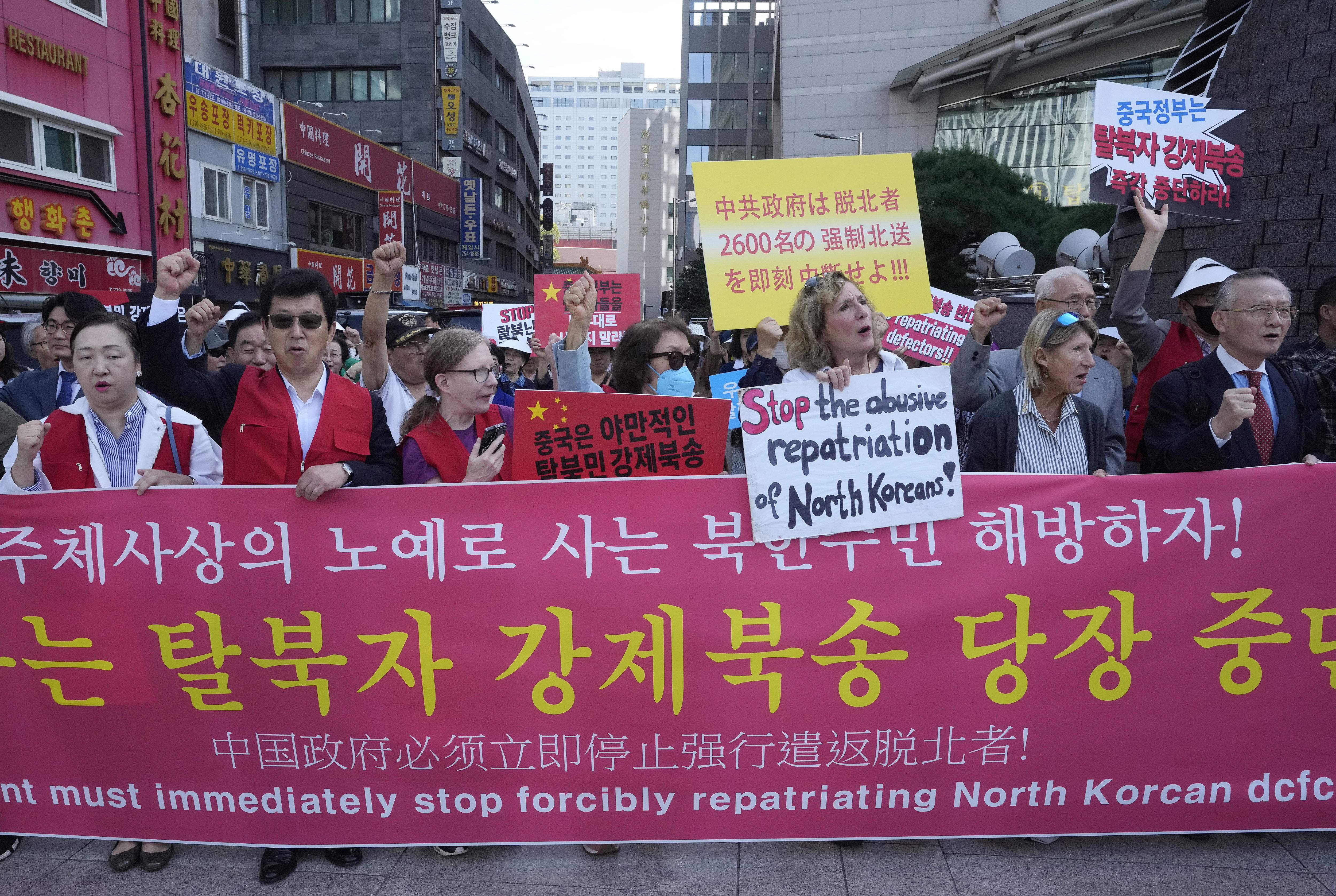 ▲▼脫北者團體與人權運動團體今年9月曾在首爾中國駐韓大使館前，就「遣返脫北者」議題向中方表達抗議。（圖／達志影像／美聯社）