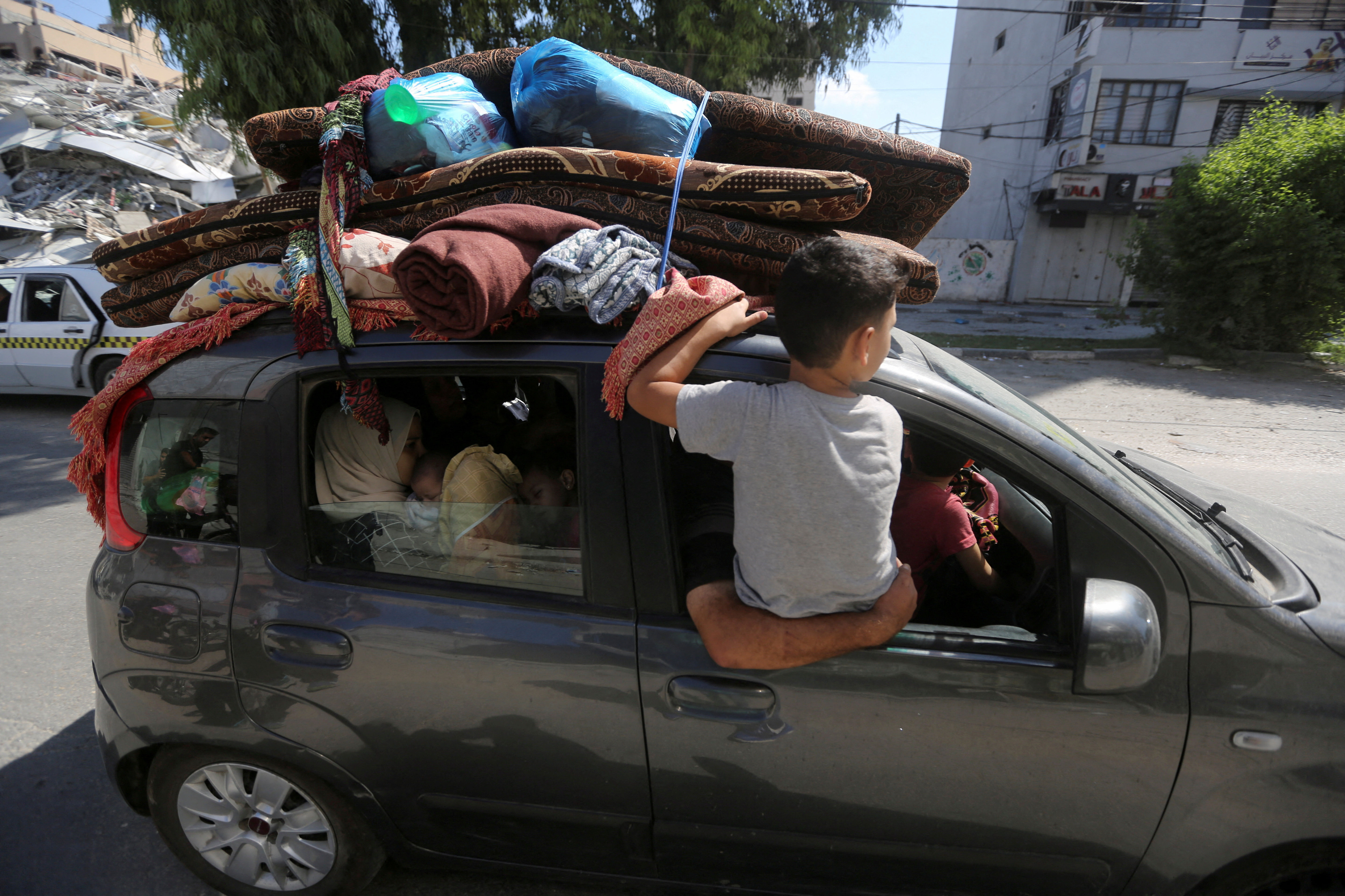▲▼加薩走廊的巴勒斯坦人撤離家鄉。（圖／路透）