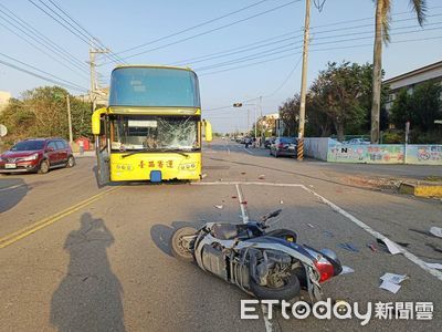 客運撞機車「擋風玻璃碎成蜘蛛網」　好心載鄰男子喪命...畫面曝