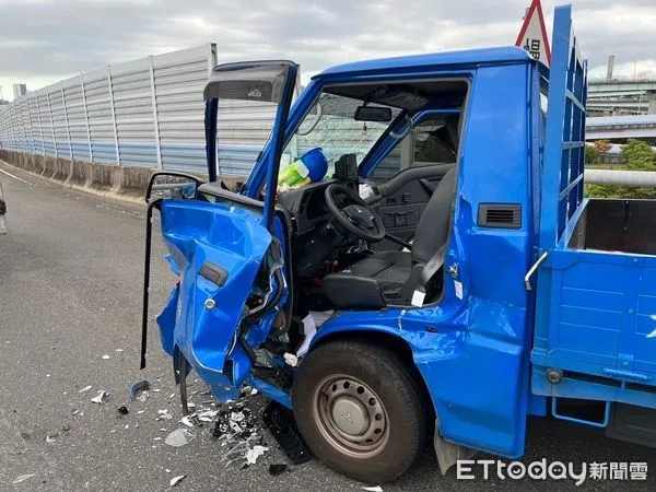 ▲▼新北市華江橋3車追撞，小貨車駕駛受困被救出             。（圖／記者陳以昇翻攝）