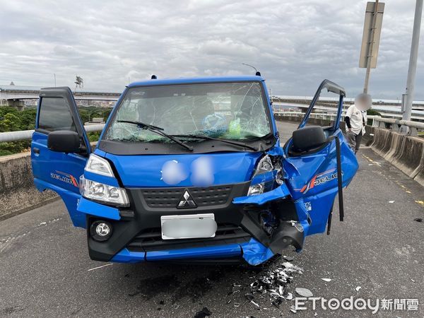 ▲▼新北市華江橋3車追撞，小貨車駕駛受困被救出             。（圖／記者陳以昇翻攝）