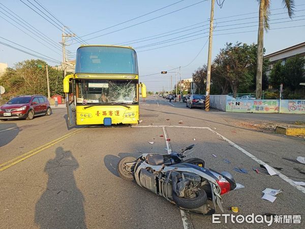 ▲雲林台西客運大車於元長鄉發生死亡車禍，遭撞擊之機車騎士傷重送醫不治。（圖／記者蔡佩旻翻攝）