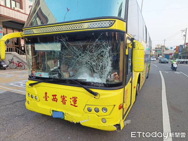 ▲雲林台西客運大車於元長鄉發生死亡車禍，遭撞擊之機車騎士傷重送醫不治。（圖／記者蔡佩旻翻攝）