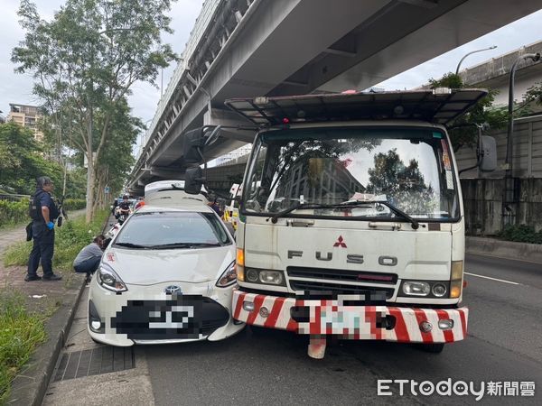 ▲▼北市攔截圍捕落跑自小客車，車上搜出大量毒品。（圖／記者邱中岳翻攝）