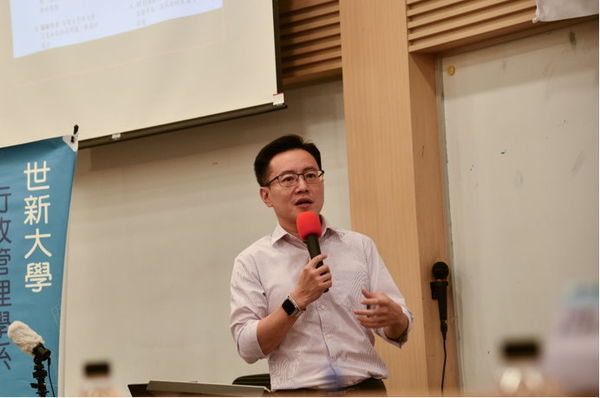 圖三：淡江大學公共行政學系助理教授王千文代表團隊發表「AI與公務人員的共舞：以聊天機器人為例探討人機協作的職能模式」。（圖／世新大學提供）