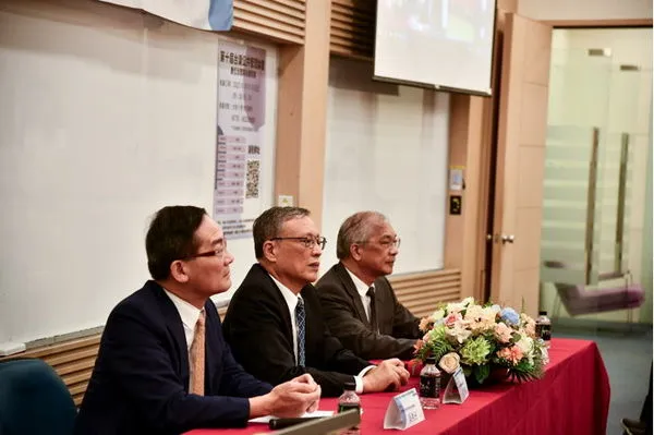 圖一：第十屆台滬公共管理論壇與談貴賓，左起中華跨域治理教育管理基金會董事長吳秀光、台灣透明組織協會理事長暨世新行管系教授徐仁輝、世新大學校長陳清河。（圖／世新大學提供）