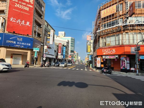 ▲台南市政府擇定中西區中正路及府前路2路段，試辦開放機車行駛內側車道及路口直接左轉，試辦路段道路總長約2.55公里共計31處路口。（圖／記者林東良翻攝，下同）