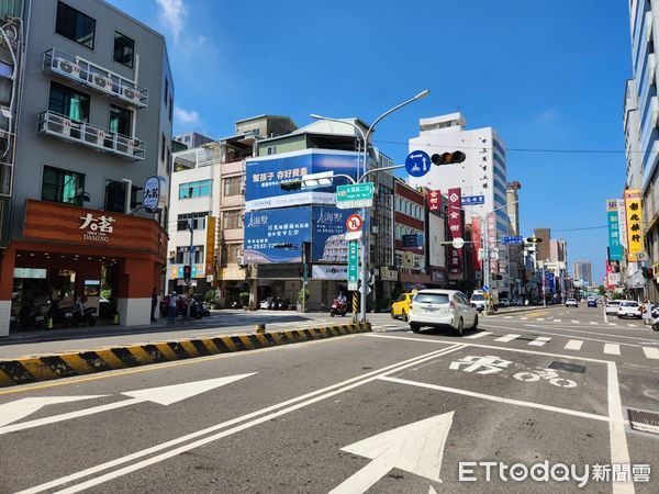 ▲台南市政府擇定中西區中正路及府前路2路段，試辦開放機車行駛內側車道及路口直接左轉，試辦路段道路總長約2.55公里共計31處路口。（圖／記者林東良翻攝，下同）