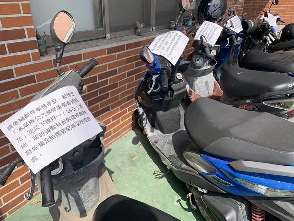 ▲彰化縣警局施鐵腕，對員警汽機車未停車格全拍照懲處。（圖／民眾提供）