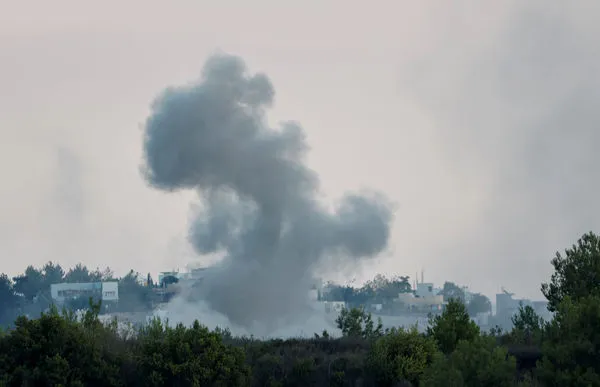 ▲▼黎巴嫩南部與以色列邊境附近，在以色列砲擊後冒出濃煙。（圖／路透）