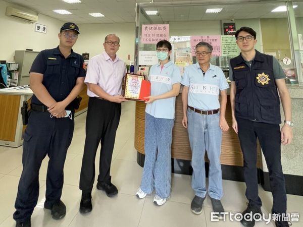 ▲里港警分局長何明祥率偵查隊副隊長王碩賢向行員致謝             。（圖／記者陳崑福翻攝）