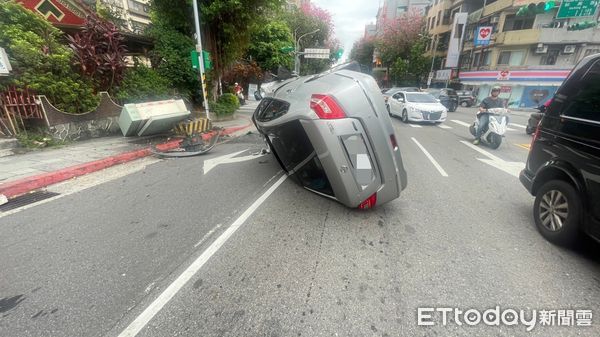 ▲▼台北市文山區木柵路一段今(14)早發生一起車禍。（圖／記者邱中岳翻攝）