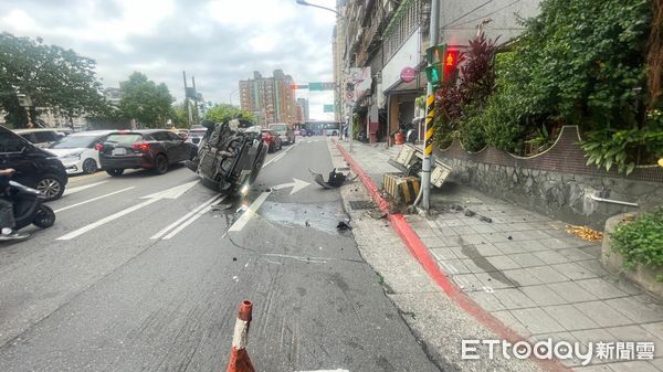 ▲▼台北市文山區木柵路一段今(14)早發生一起車禍。（圖／記者邱中岳翻攝）