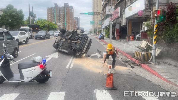 ▲▼台北市文山區木柵路一段今(14)早發生一起車禍。（圖／記者邱中岳翻攝）