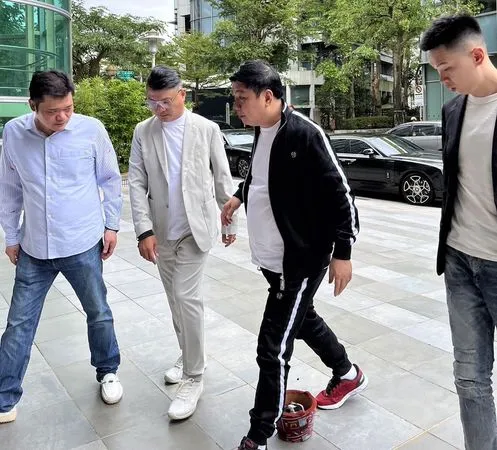 ▲▼天道盟主曾盈富14日刑期服滿出獄，親友接風過火爐。（圖／讀者提供）