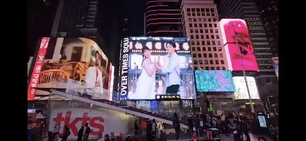 ▲▼台灣桃園國際機場以及台灣美食，躍上美國紐約時代廣場（Times Square）大螢幕。（圖／桃機）