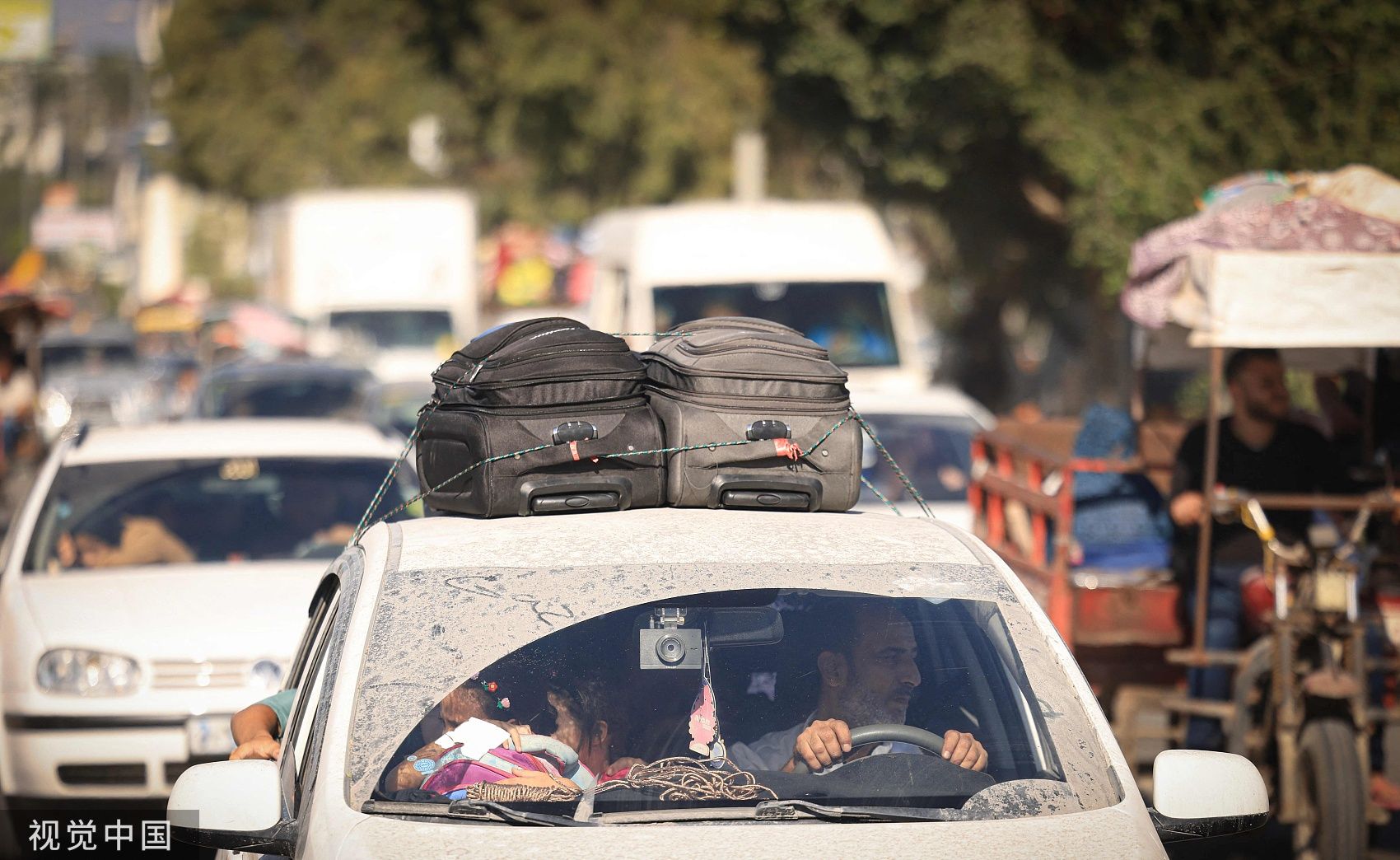 ▲▼ 加薩北部巴勒斯坦人載著行李向南逃。（圖／CFP）