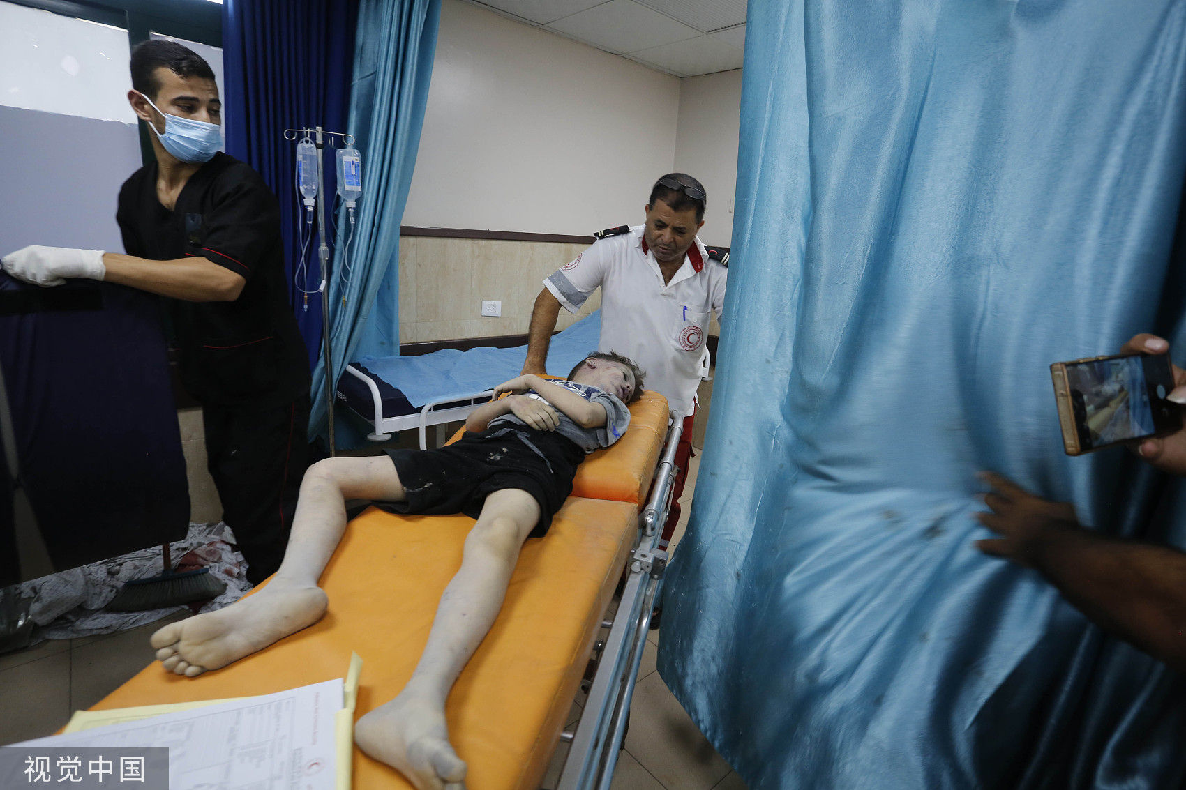 ▲▼ 加薩遭以色列報復空襲，在建築殘骸中獲救的巴勒斯坦人被送往艾格撒烈士醫院（Al-Aqsa Martyrs hospital）。（圖／CFP）