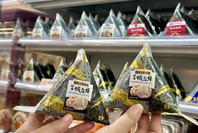 超商最新「帆立貝飯糰」！嚴選日本夢幻品種米　還加明太子超欠吃