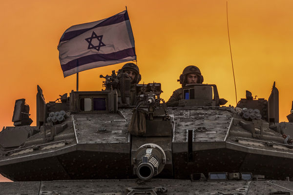 ▲▼以色列在賽代羅特沿著邊境部署坦克，以軍士兵操縱坦克。（圖／達志影像／美聯社）