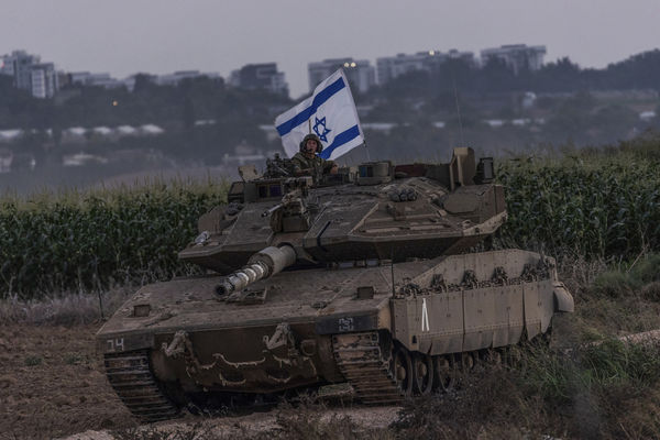 ▲▼以色列在賽代羅特沿著邊境部署坦克，以軍士兵操縱坦克。（圖／達志影像／美聯社）