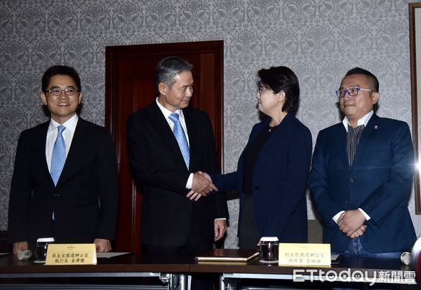 ▲▼藍白合會前會本日登場，國民黨秘書長黃健庭（左起）、侯友宜競選辦公室執行長金溥聰、柯文哲競選總幹事黃珊珊、競辦主任周榆修 。（圖／記者李毓康攝）