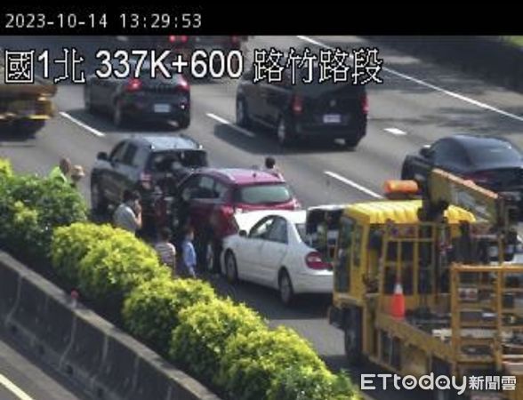 ▲▼ 國1南下路竹段1小時連2起追撞車禍。（圖／記者吳世龍翻攝）